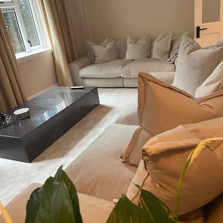 Newly Refurbished Apartment, Near Station & River Лондон Екстер'єр фото