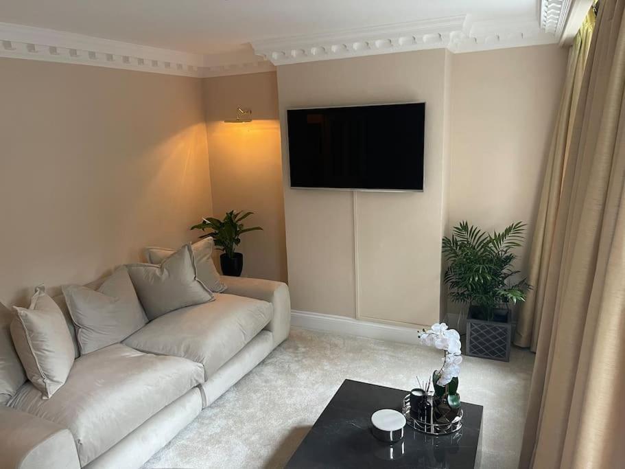 Newly Refurbished Apartment, Near Station & River Лондон Екстер'єр фото