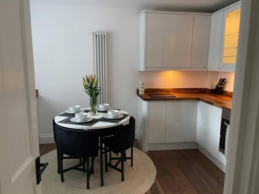 Newly Refurbished Apartment, Near Station & River Лондон Екстер'єр фото